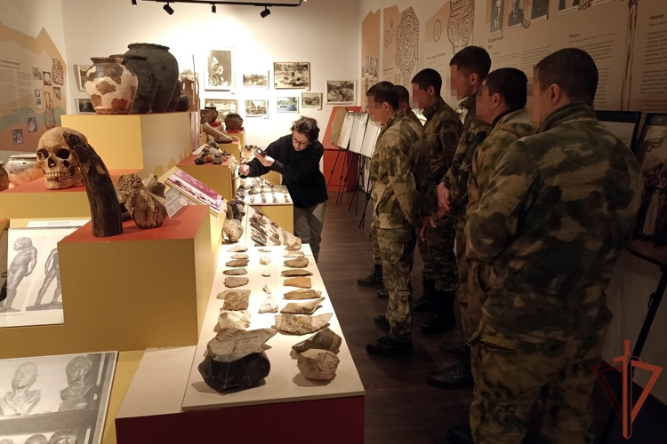 Росгвардейцы посетили музей в Станично-Луганском районе ЛНР