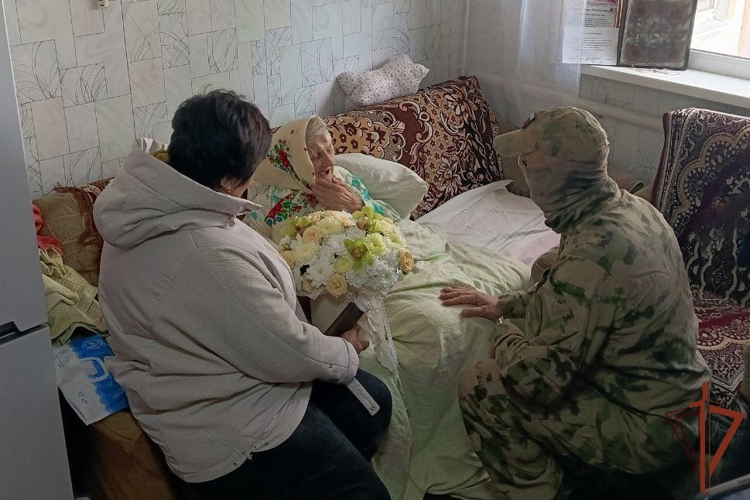 Росгвардейцы  в ЛНР поздравили ветерана Великой Отечественной войны со 101-м днём рождения