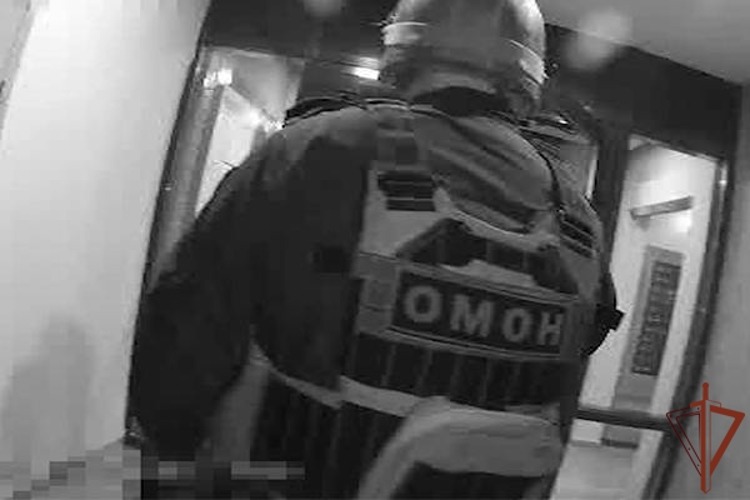 В Москве при силовой поддержке спецназа Росгвардии задержаны подозреваемые в организации незаконной миграции (видео)