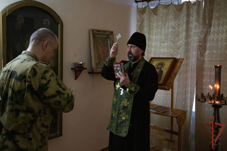 Священнослужитель Русской Православной Церкви посетил росгвардейцев, выполняющих боевые задачи в ДНР (видео)