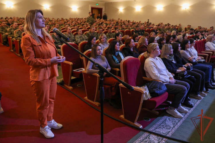 В Росгвардии состоялась презентация портрета участника СВО Льва Макеева, созданного художником Александром Шиловым (видео)