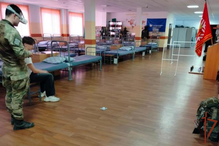 Посвященные Году защитника Отечества мероприятия для школьников провели росгвардейцы на Урале