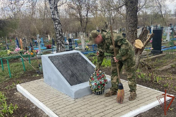 В ЛНР росгвардейцы благоустраивают памятники и места захоронений героев Великой Отечественной войны