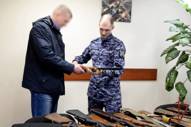 Росгвардия передала бойцам на СВО очередную партию сданного жителями Урала оружия (видео)