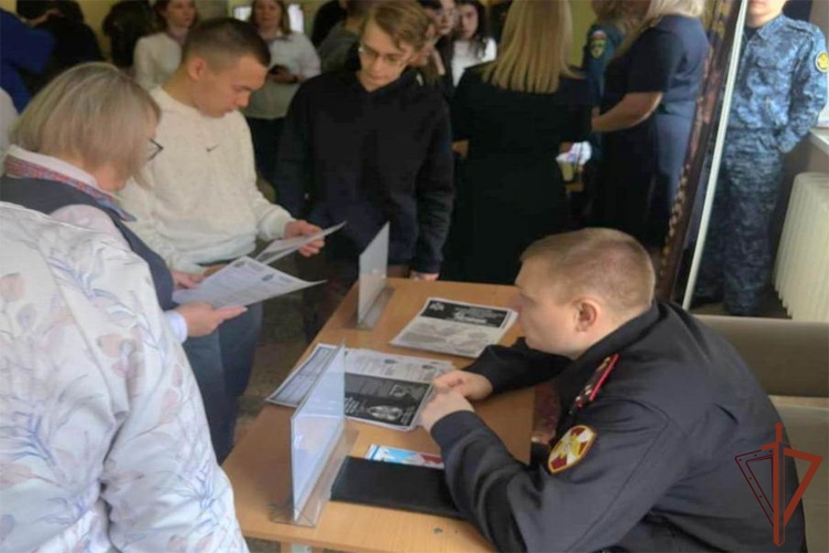 На Урале сотрудники Росгвардии приняли участие во Всероссийской ярмарке трудоустройства