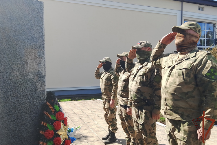 Памятники героям Великой Отечественной войны продолжают благоустраивать росгвардейцы в новых регионах России