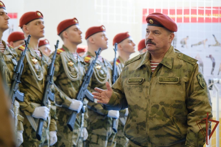 Врио командующего Уральским округом Росгвардии проверил готовность парадного расчета к Параду Победы в Екатеринбурге