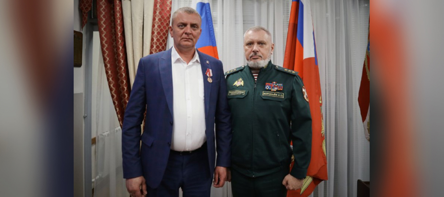 Генерал-полковник Алексей Воробьев вручил медаль «За содействие» главе предприятия «Софрино» Владимиру Левину