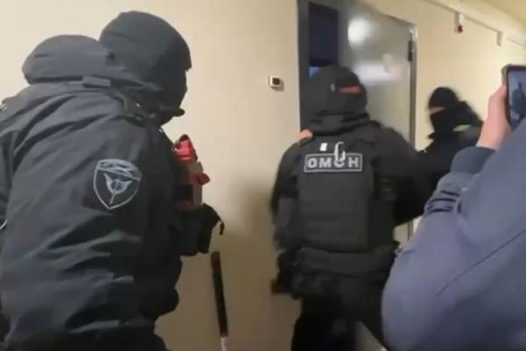 При силовой поддержке ОМОН Росгвардии в Санкт-Петербурге пресечена деятельность страховых мошенников (видео)