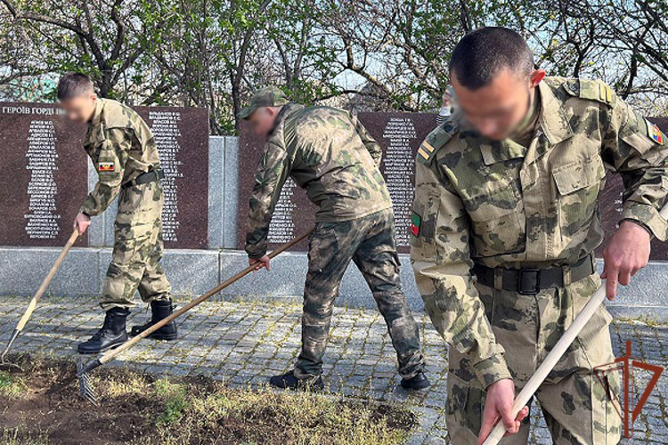 Росгвардейцы и кадеты ведомства благоустроили памятники героям Великой Отечественной войны в Запорожской области