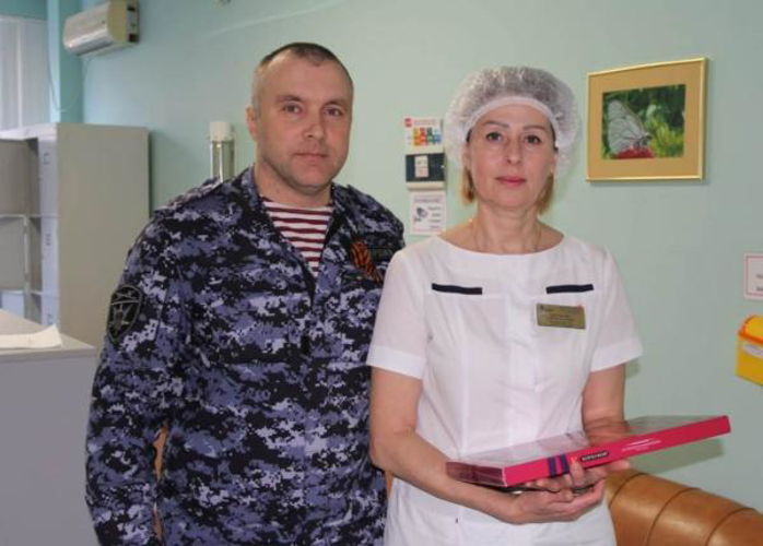 Росгвардейцы пополнили банк крови и поздравили медиков с Национальным днём донора в Тюмени и Югре