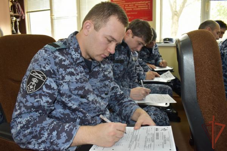 Международную акцию «Диктант Победы» поддержали росгвардейцы на Северном Кавказе 