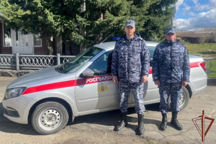 Росгвардейцы помогли в тушении пожара в Алтайском крае