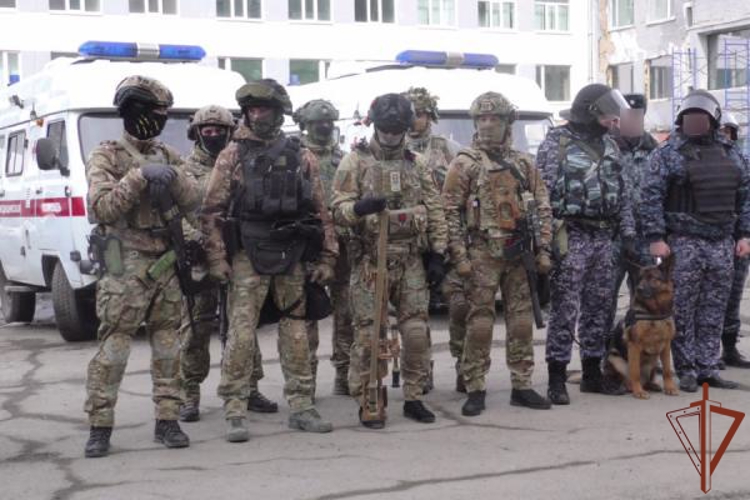 Росгвардия приняла участие в межведомственном учении на объекте социальной инфраструктуры в Магадане