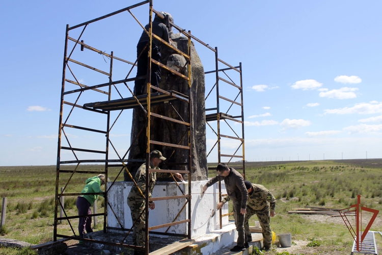 Памятник красноармейцам-десантникам восстановили росгвардейцы на Бирючем Острове в Херсонской области