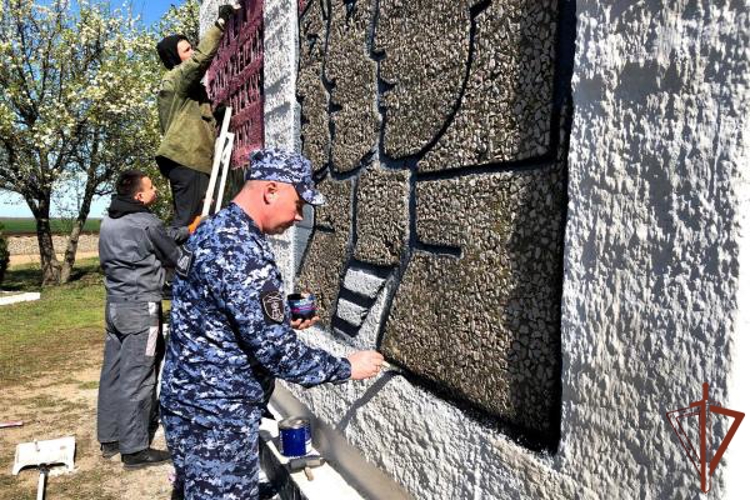 В Крыму росгвардейцы благоустроили монумент на братской могиле воинов Великой Отечественной войны