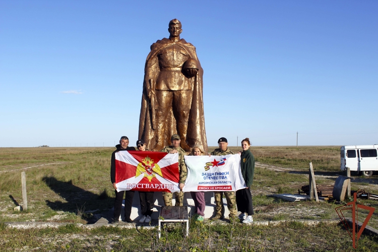 Памятник красноармейцам-десантникам восстановили росгвардейцы на Бирючем Острове в Херсонской области