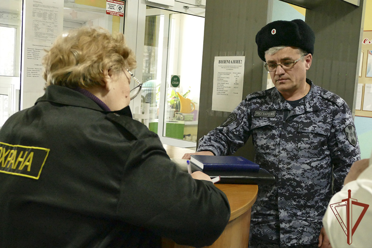 В регионах Сибири Росгвардия проводит внеплановые инструктажи по безопасности в образовательных учреждениях