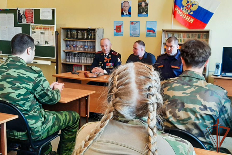 Уроки мужества и экскурсии провели росгвардейцы для молодежи в Сибири