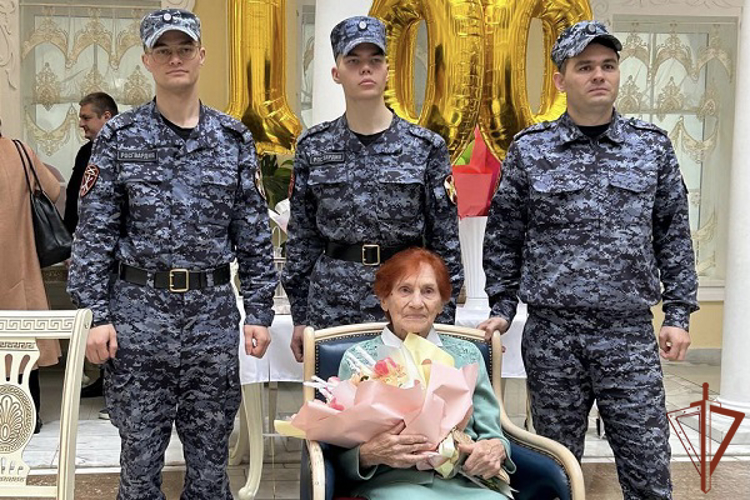 В Ялте военнослужащие Росгвардии поздравили ветерана Великой Отечественной войны с вековым юбилеем
