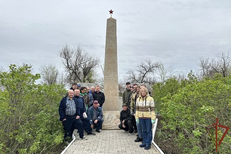 В преддверии Дня Победы росгвардейцы благоустроили воинский мемориал в Астрахани
