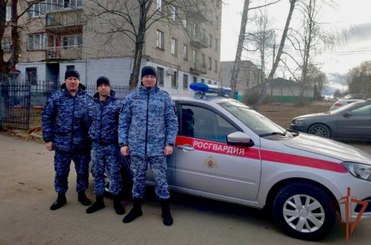 В Ярославской области росгвардейцы пришли на помощь женщине-водителю, оказавшейся в сложной ситуации на дороге 