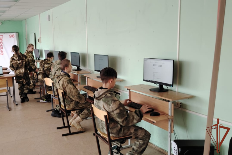 Посвященные Году защитника Отечества мероприятия для школьников провели росгвардейцы на Урале