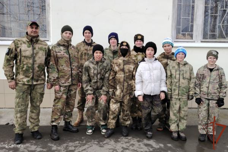 Посвященные Году защитника Отечества мероприятия для школьников провели росгвардейцы на Урале