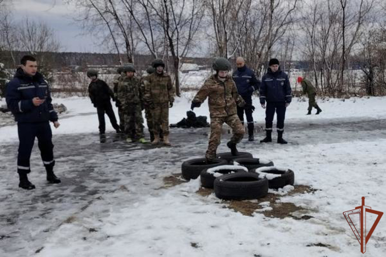 Посвященные Году защитника Отечества мероприятия для школьников провели росгвардейцы на Урале