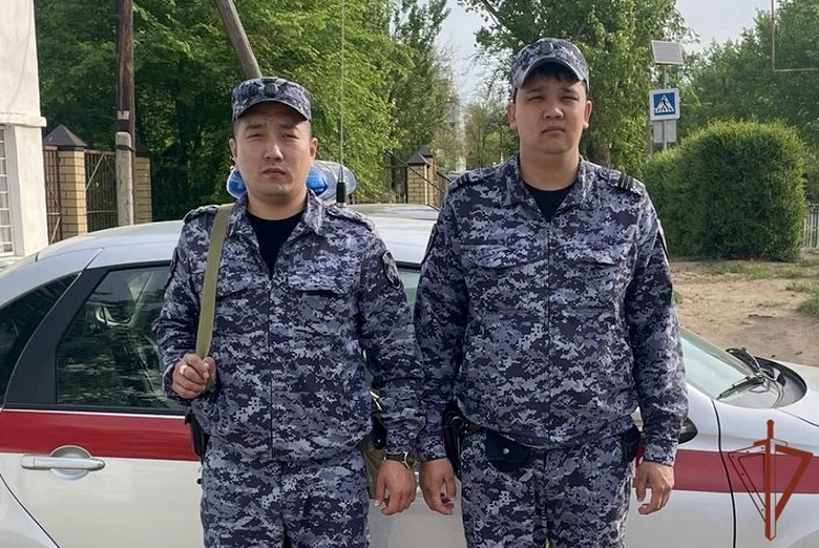 Росгвардейцы задержали мужчину, пытавшегося зайти в одну из школ Астраханской области с опасным предметом  