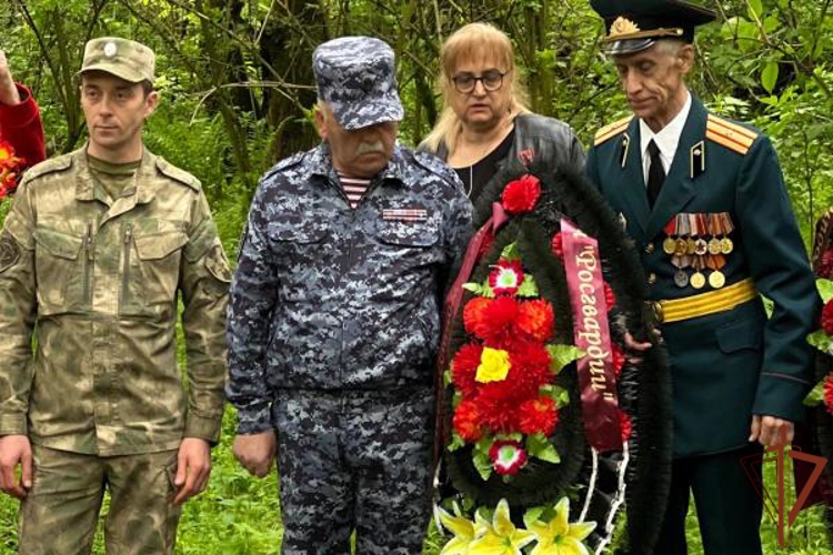 Росгвардейцы приняли участие в благоустройстве могилы неизвестного летчика в Кабардино-Балкарии