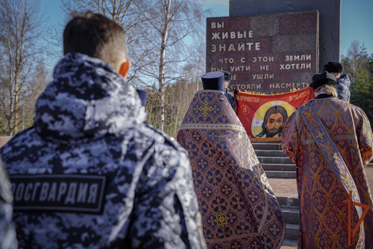 Великопостное молитвенное стояние за воинов Росгвардии состоялось в Ленинградской области на мемориале «Рубежный камень»