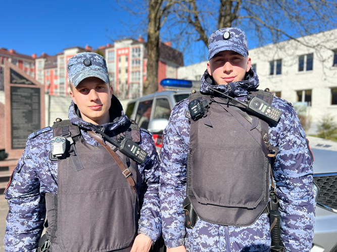 В Калининграде военнослужащие Росгвардии оказали доврачебную помощь девушке, которую сбил велосипедист (видео)