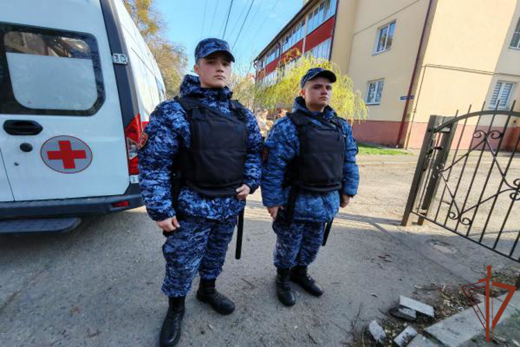 Росгвардейцы в Калининграде оказали первую помощь выпавшему из окна мужчине