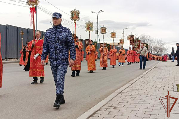 Сотрудники Росгвардии обеспечили охрану общественного порядка во время празднования Пасхи в Сибири