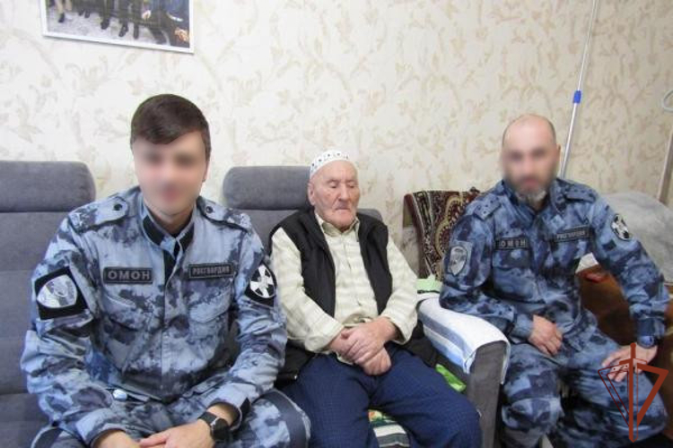 В Дагестане росгвардейцы навестили ветерана Великой Отечественной войны