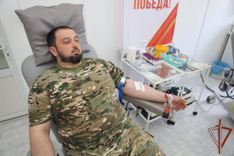 Росгвардейцы поддержали донорскую акцию в Грозном 