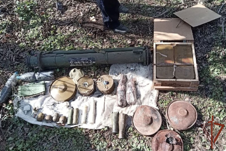 В Луганской Народной Республике росгвардейцы обнаружили тайники с боеприпасами (видео)