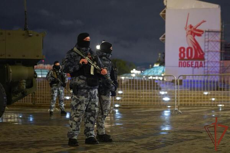 Росгвардейцы в Москве обеспечили безопасность во время ночной репетиции парада, посвященного 80-летию Победы