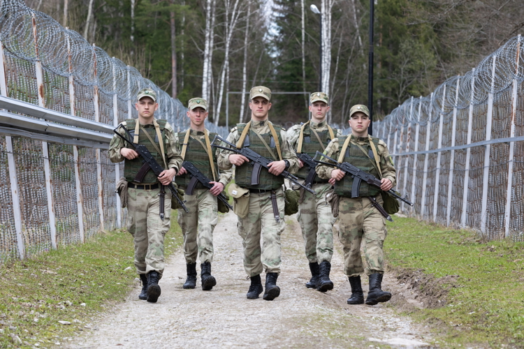 Первый заместитель директора Росгвардии генерал-полковник Юрий Яшин поздравил военнослужащих соединений и воинских частей по охране ВГО и специальных грузов с профессиональным праздником (видео)