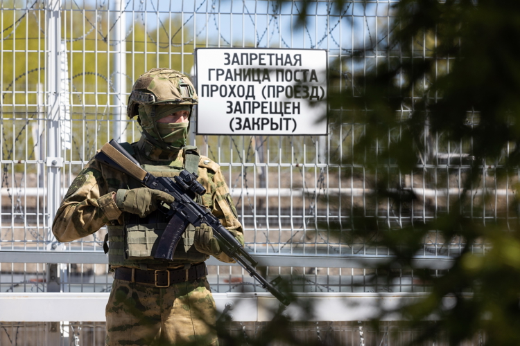 Первый заместитель директора Росгвардии генерал-полковник Юрий Яшин поздравил военнослужащих соединений и воинских частей по охране ВГО и специальных грузов с профессиональным праздником (видео)