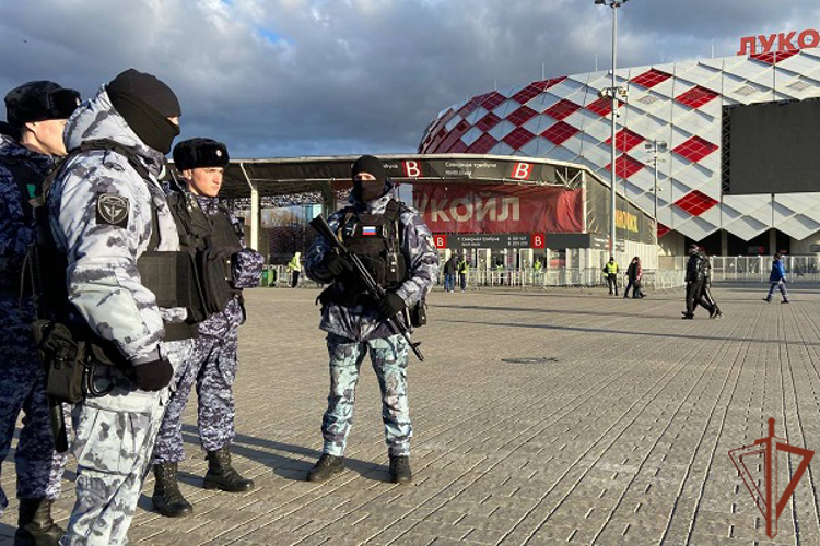 Военнослужащие и сотрудники Росгвардии обеспечили безопасность проведения матча РПЛ в Москве