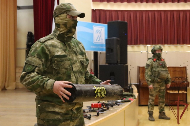 Военнослужащие «стальной» бригады Росгвардии провели урок мужества с белгородскими школьниками