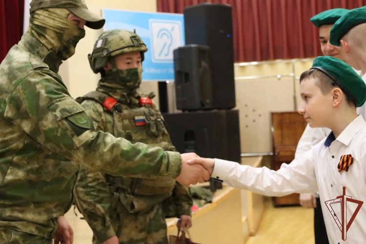 Военнослужащие «стальной» бригады Росгвардии провели урок мужества с белгородскими школьниками