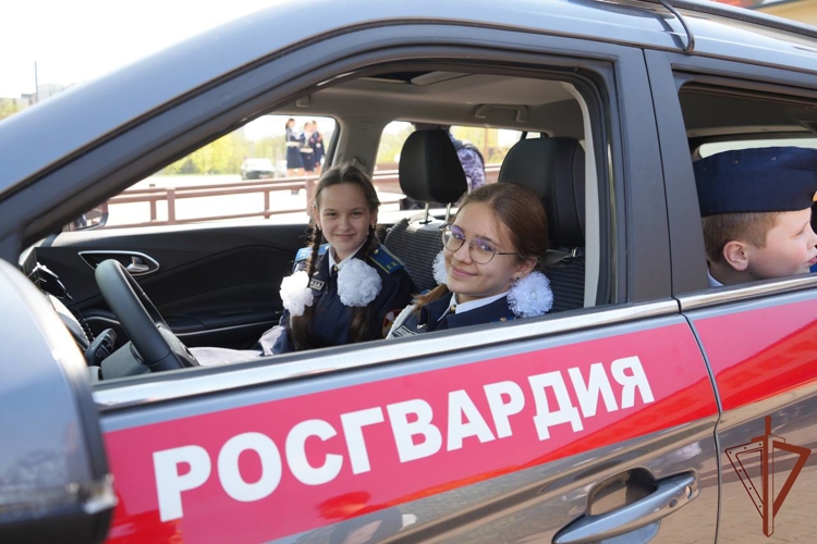 В рамках проекта «Один день с Росгвардией»  школьники из Подмосковья узнали о задачах ведомства