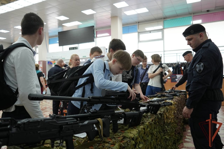 В рамках проекта «Один день с Росгвардией»  школьники из Подмосковья узнали о задачах ведомства