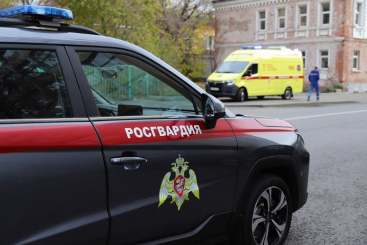 Росгвардейцы в Москве пришли на помощь получившему травму в результате падения пенсионеру