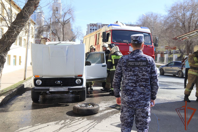 Росгвардейцы помогли потушить горящий автомобиль в Самаре 