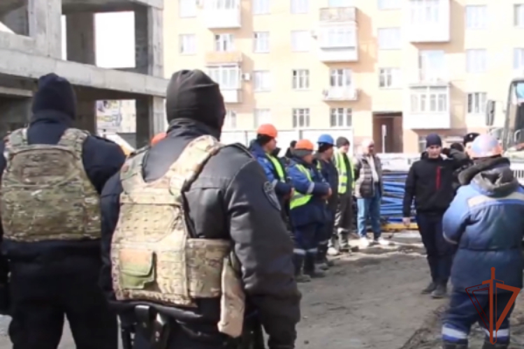 При содействии спецназа Росгвардии в Омской области пресечены нарушения миграционного законодательства