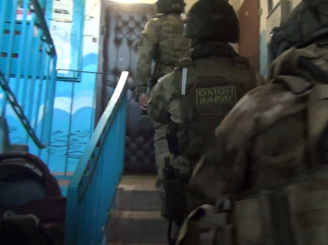 При силовой поддержке ОМОН Росгвардии в Новгороде задержан подозреваемый в получении взятки в особо крупном размере